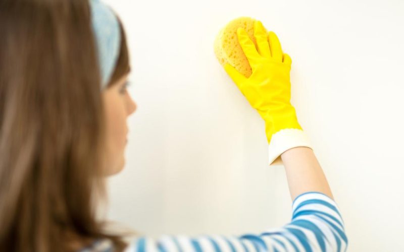 طريقة تنظيف جدران المنزل من الأتربة والشخابيط والأوساخ الصعبة بمسحة واحدة