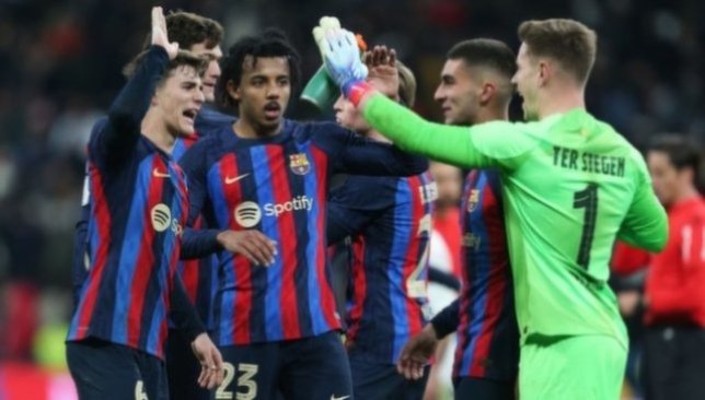 غرفة ملابس برشلونة تسخر من ريال مدريد!