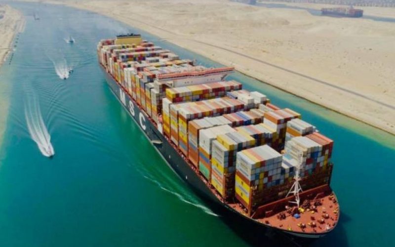 هيئة قناة السويس تنجح في تعويم سفينة جنحت في الممر الملاحي