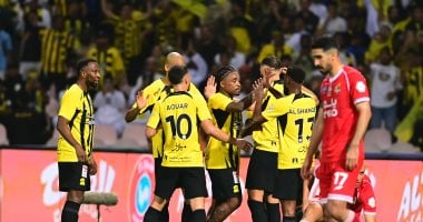الاتحاد يزيد أوجاع الوحدة برباعية ويحلق فى صدارة الدورى السعودى.. فيديو