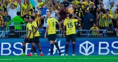 الاتحاد يتقدم على الهلال 2-1 في شوط مثير بكلاسيكو الدوري السعودي.. فيديو